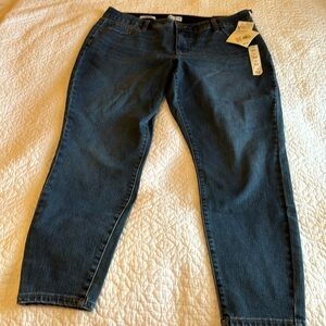 NWT Ava & Viv mid-rise skinny. Size 18- brand new!